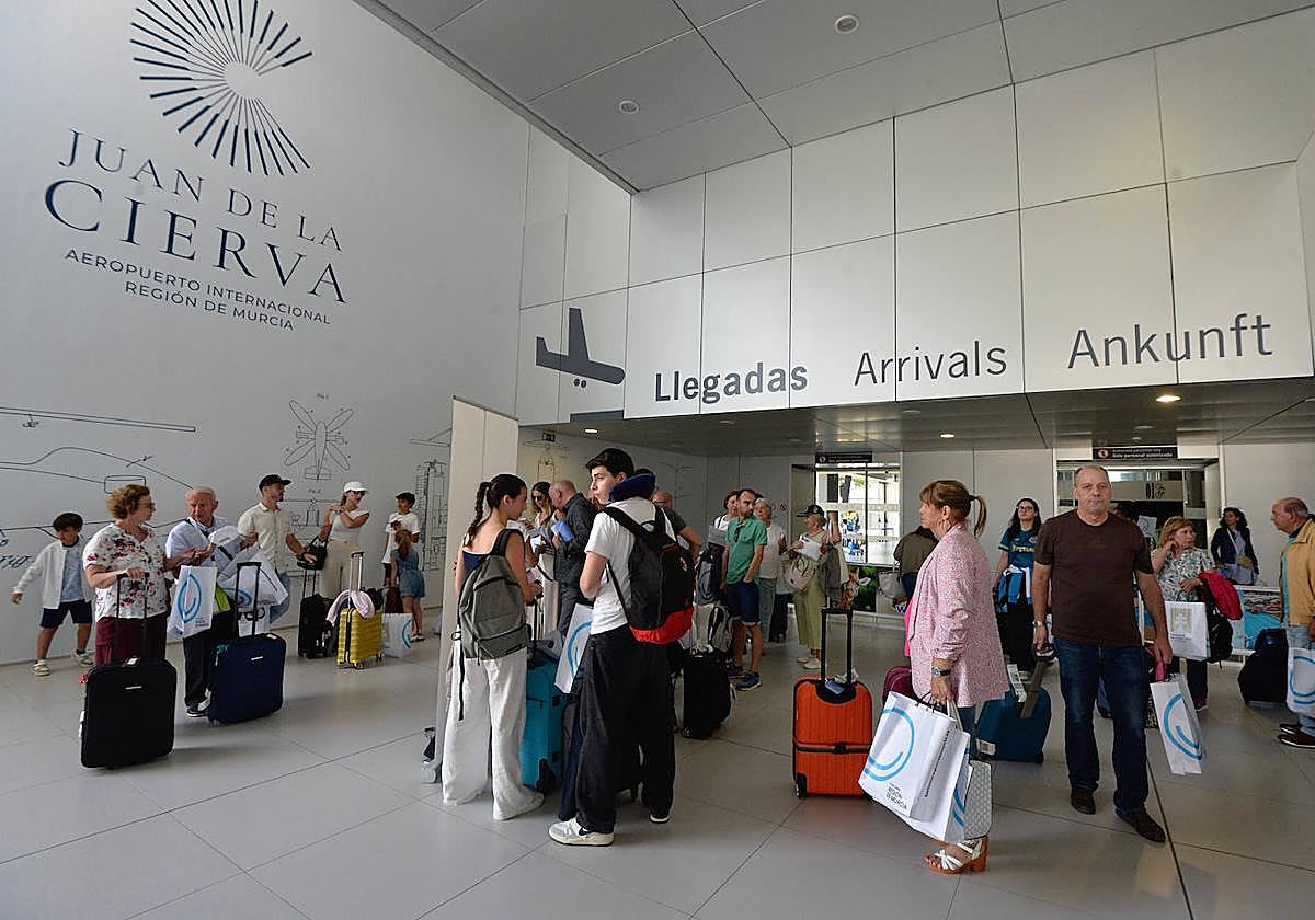 Los primeros turistas llegados a Murcia desde Oporto, este martes, en la terminal de Corvera.