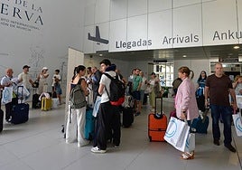 Los primeros turistas llegados a Murcia desde Oporto, este martes, en la terminal de Corvera.
