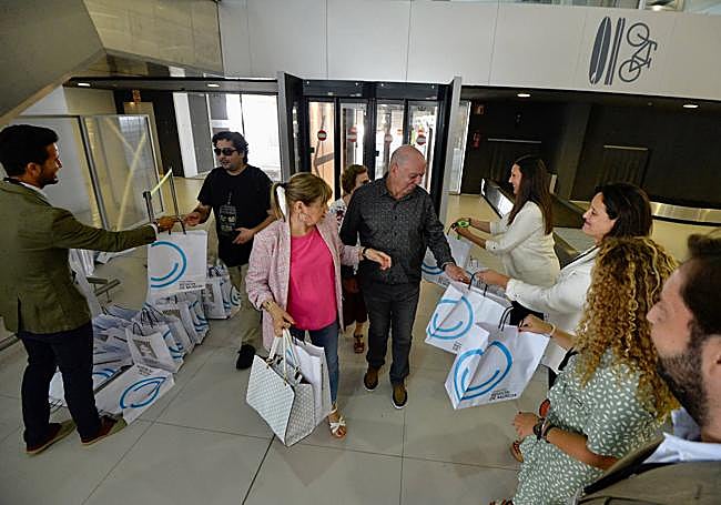 Los turistas son obsequiados con un detalle a su llegada al aeropuerto de Corvera.