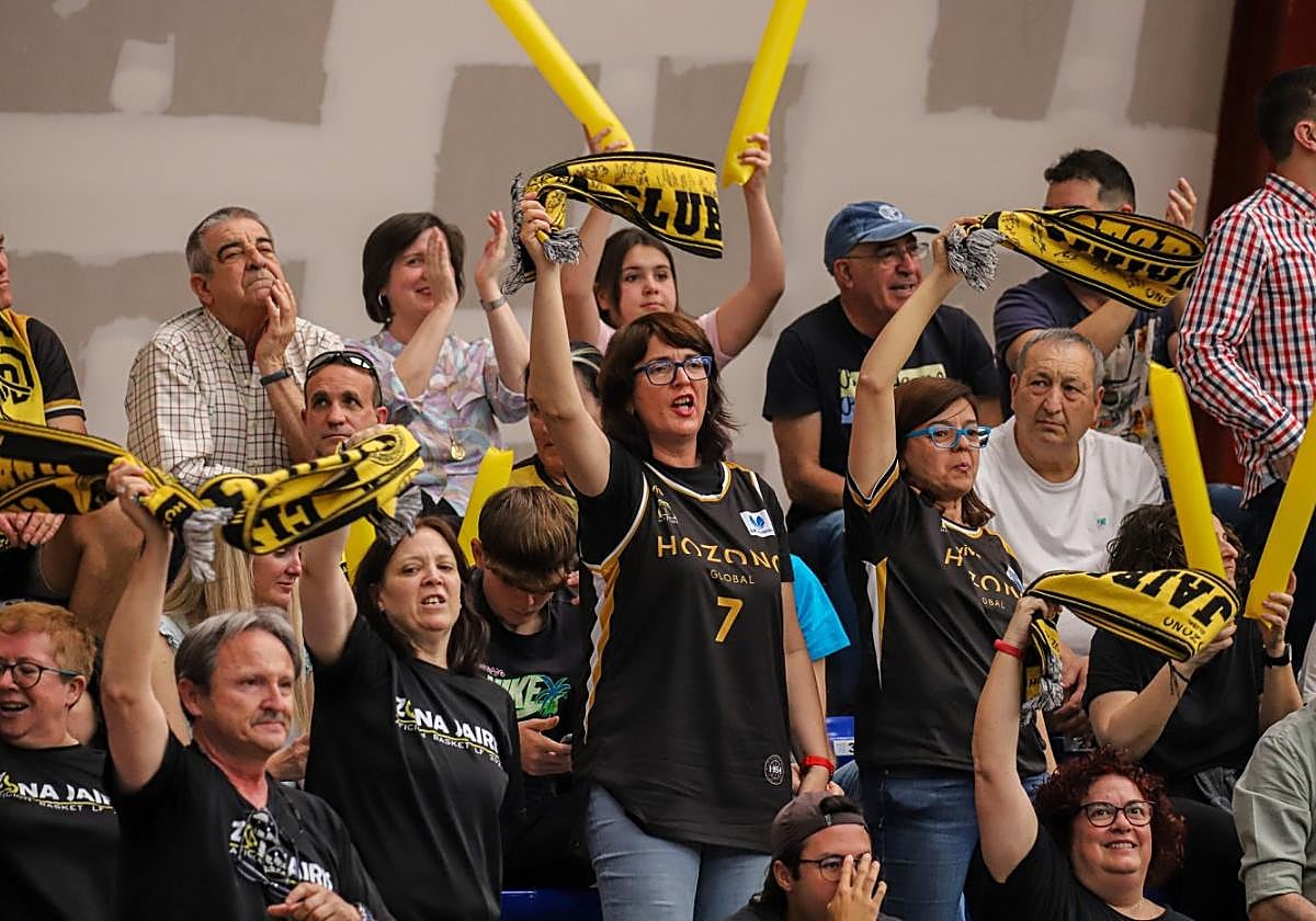 Miembros de la nueva peña del Jairis animan en un partido de la temporada pasada.