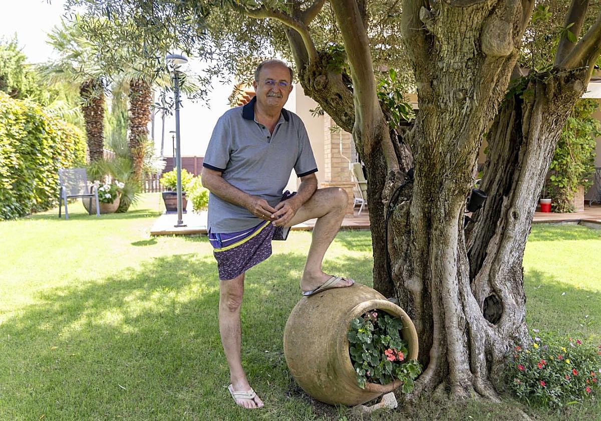 Tomás Martínez Pagán, en el jardín de su casa de La Manga, donde pasa el verano.