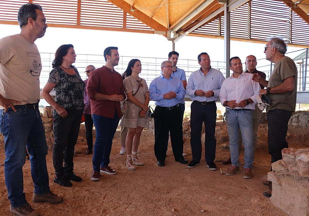 Vélez, en el centro, durante su visita a la villa romana de los Villaricos.