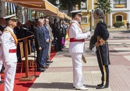 Gilabert condecora al diplomático Fernando Villena en la ceremonia del Carmen.