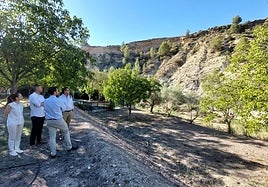 El alcalde, José Francisco García; el director general de Patrimonio Cultural, José Francisco Lajara; la concejal de Medio Ambiente, Ana Belén Martínez; y el profesor de la Universidad de Granada, Miguel Company, durante la visita al yacimiento del río Argos.