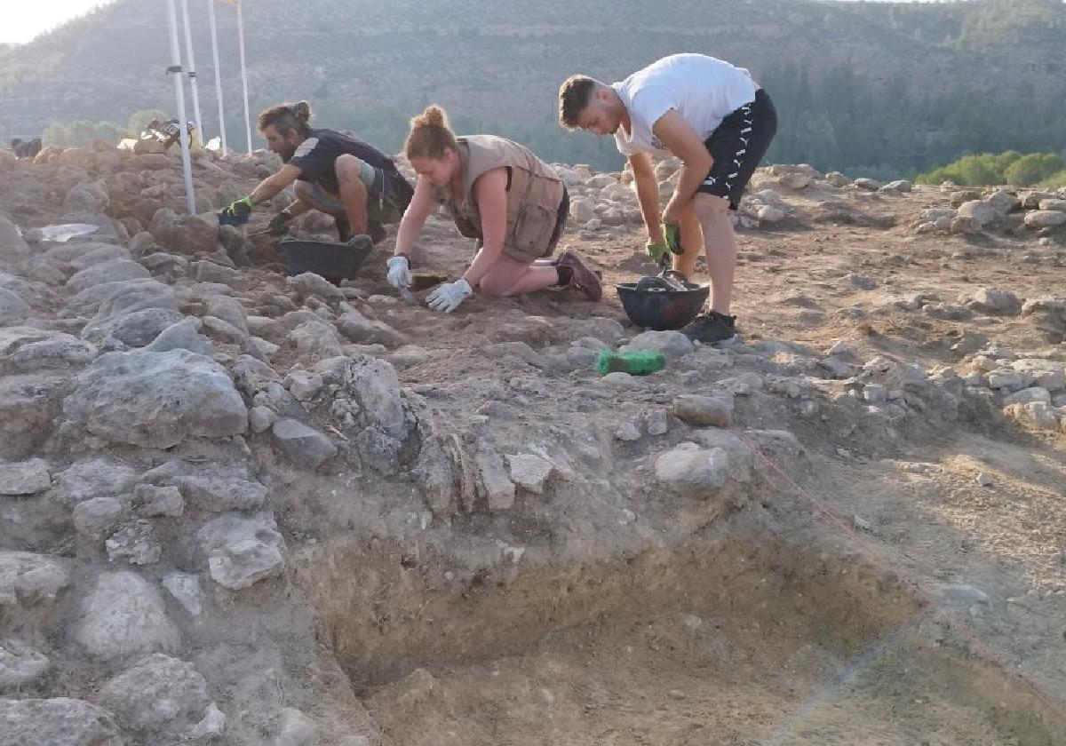 Un equipo trabaja en la excavación de la estructura de un gran edificio localizado en el cerro de la Virgen.