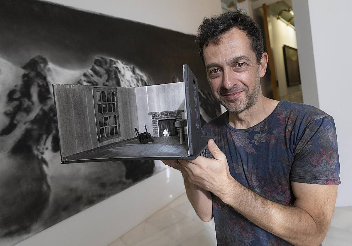 El artista, ayer, en el Palacio Consistorial, donde se dio por inaugurada la muestra, que se podrá ver todo el verano.