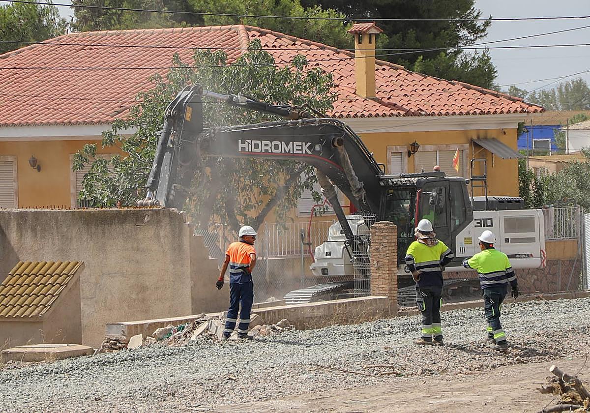 Derribo de una caseta junto a una vivienda del Camino Marín, afectada por el trazado del AVE.