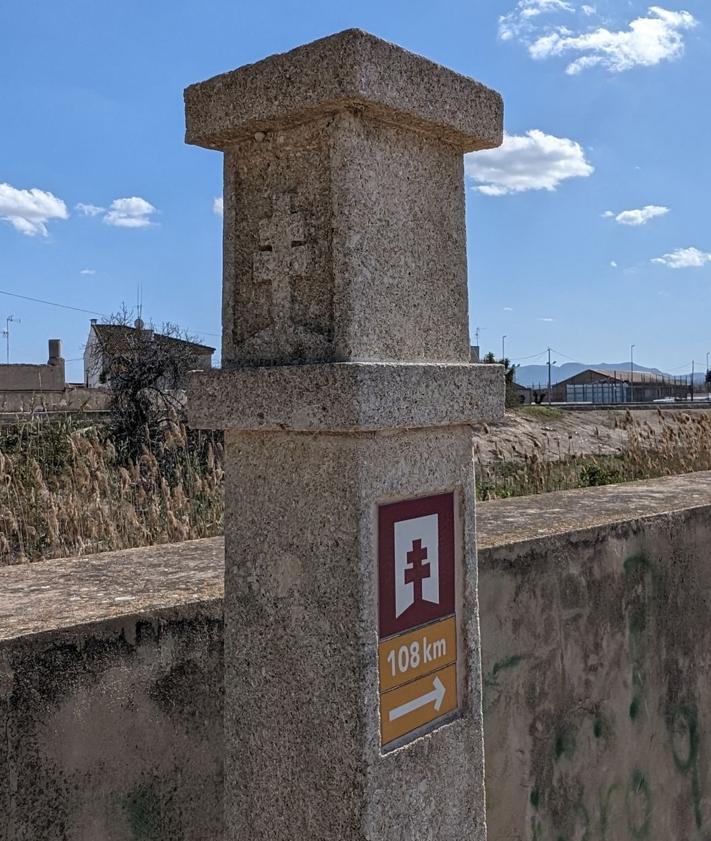 Imagen secundaria 2 - Indicadores del camino y sellado de la credencial del peregrino en la Catedral de Orihuela.