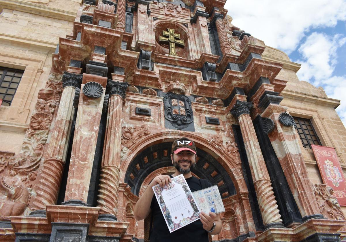 Imagen principal - Arriba: El autor posa en las escaleras del Santuario de la Vera Cruz con la credencial del peregrino sellada y la Caravaquensis. Abajo: expedición del certificado y relicario de la Vera Cruz.