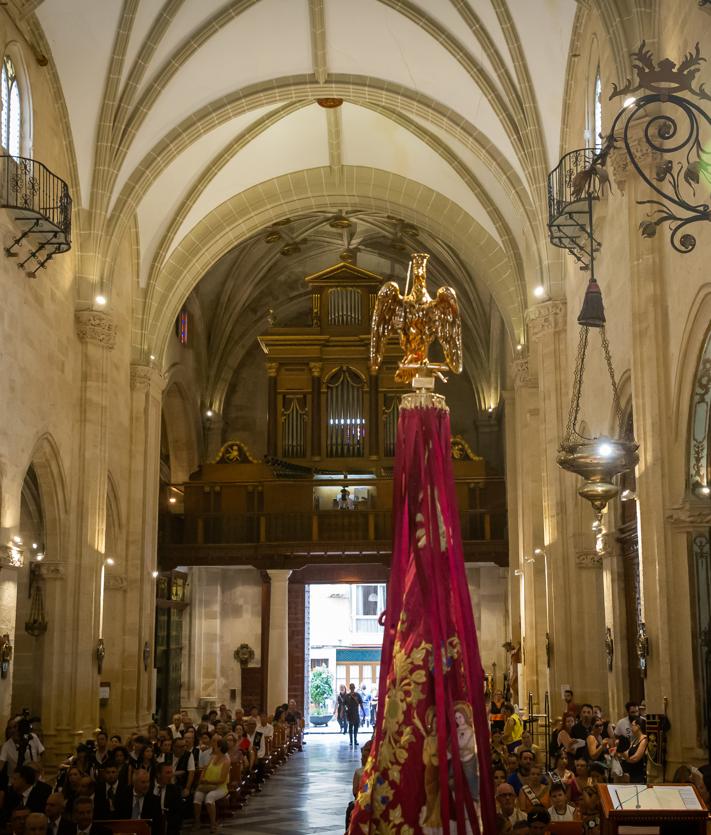 Imagen secundaria 2 - Las doradas alas que a todos los oriolanos acogen