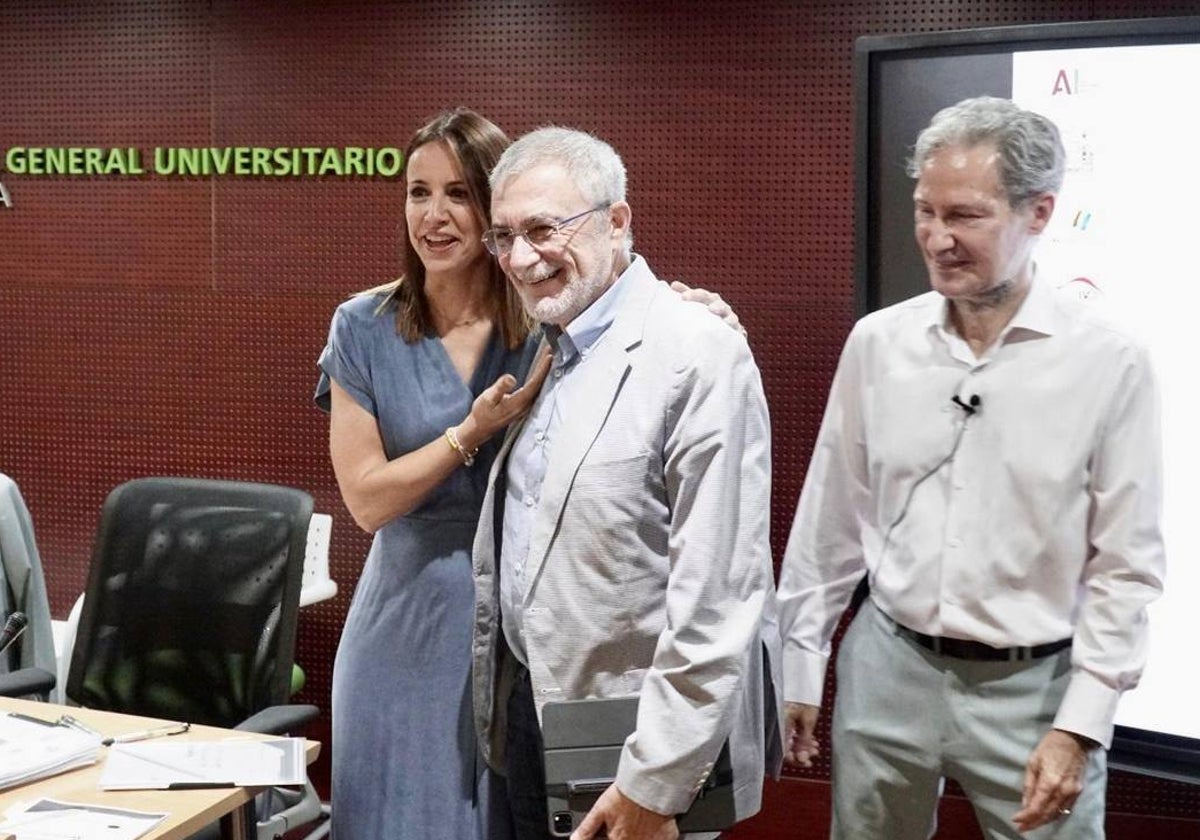 Tomás Salvador Fernández (en el centro) junto a la directora gerente del SMS, Isabel Ayala, y el subdirector general de Calidad Asistencial, Carlos Arenas, en un acto reciente.