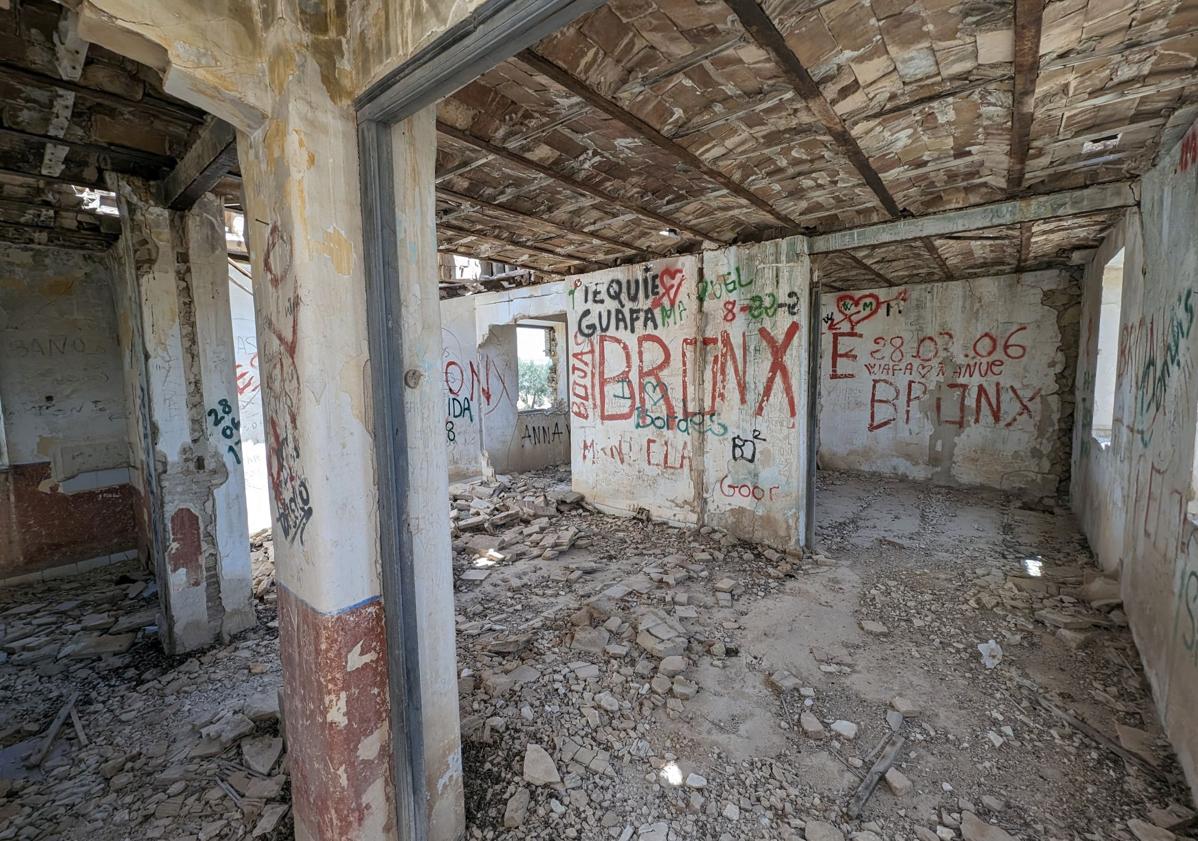 Imagen principal - Ruinas de un antiguo apeadero a la altura de Baños de Mula.