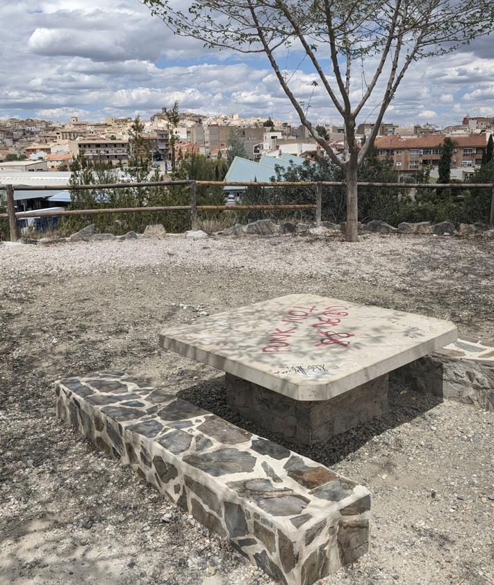 Imagen secundaria 2 - Arriba: Panorámica de una zona de cultivos, con Cehegín al fondo. Abajo: Antiguo apeadero ferroviario rehabilitado como cafetería y zona de descanso, también en Cehegín.