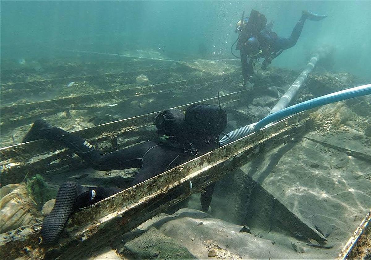 Arqueólogos supervisan, el verano pasado, el estado de conservación del pecio fenicio en Mazarrón.