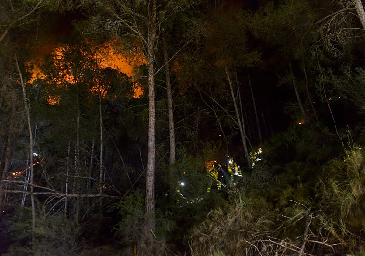 Un incendio en la sierra de Altaona alarma a los vecinos de Murcia