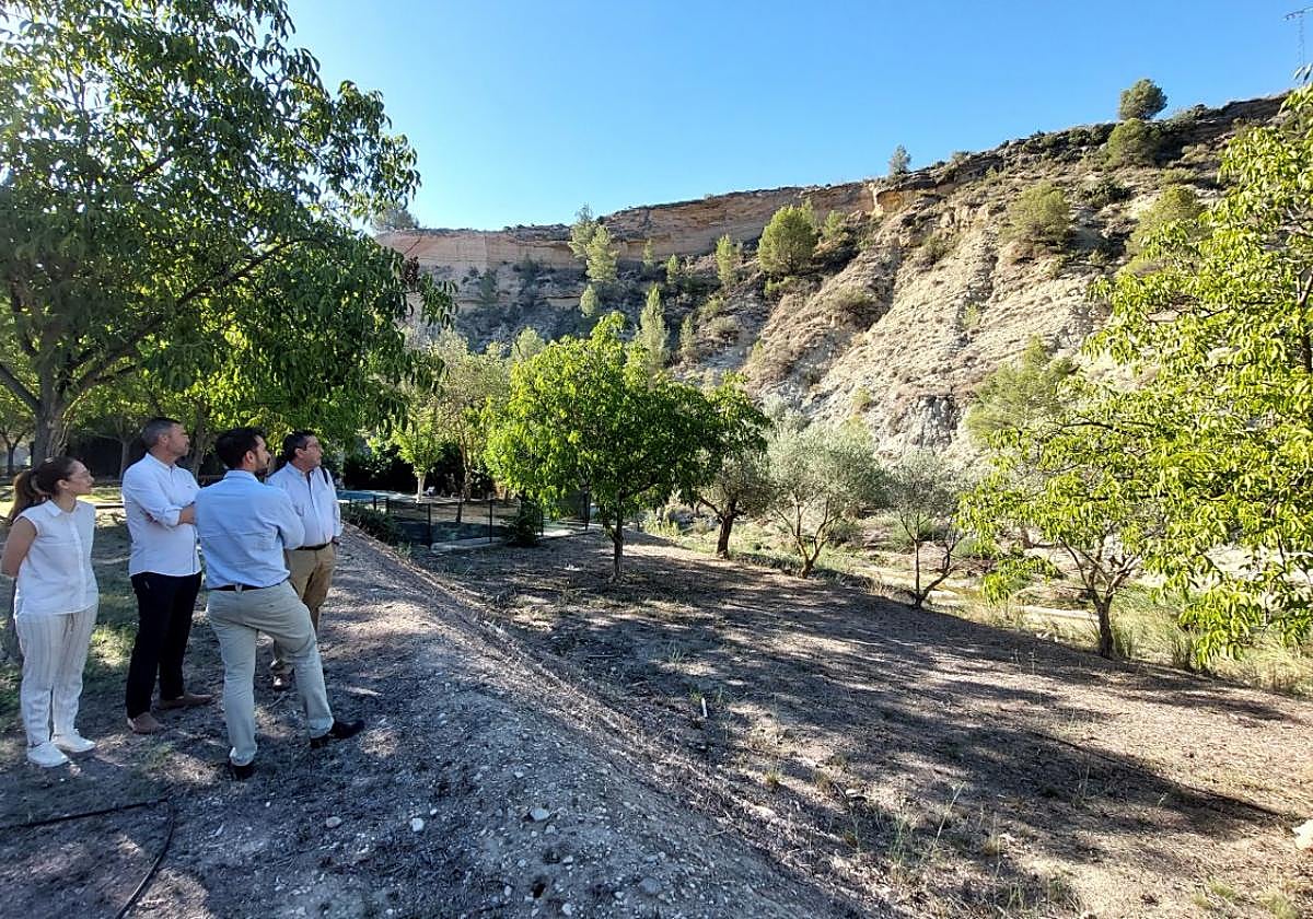 Autoridades y técnicos, en el yacimiento del río Argos.