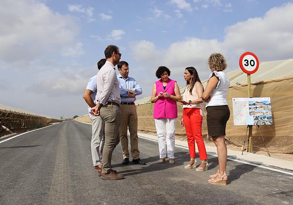 La alcaldesa y la consejera, en el centro, en la visita a las obras, ayer.