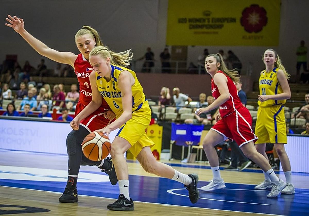 Stephanie Visscher, con el balón, en un partido de la liga sueca.