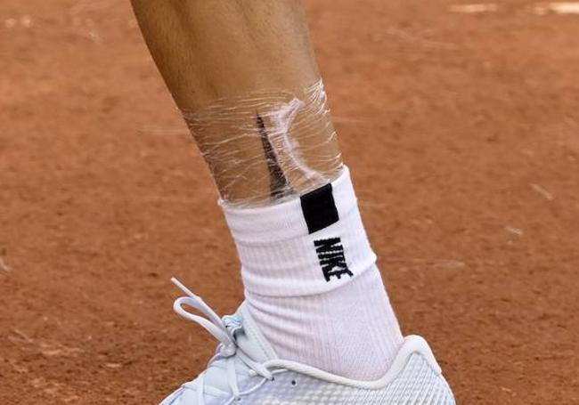 Tatuaje de la Torre Eiffel en el tobillo de su pierna izquierda