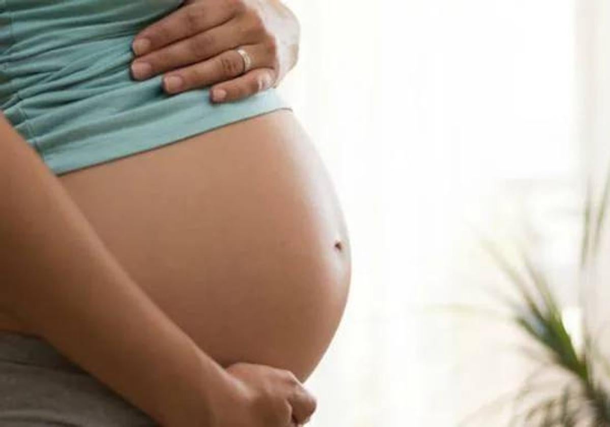 Vientre de una mujer embarazada, en una imagen de archivo.