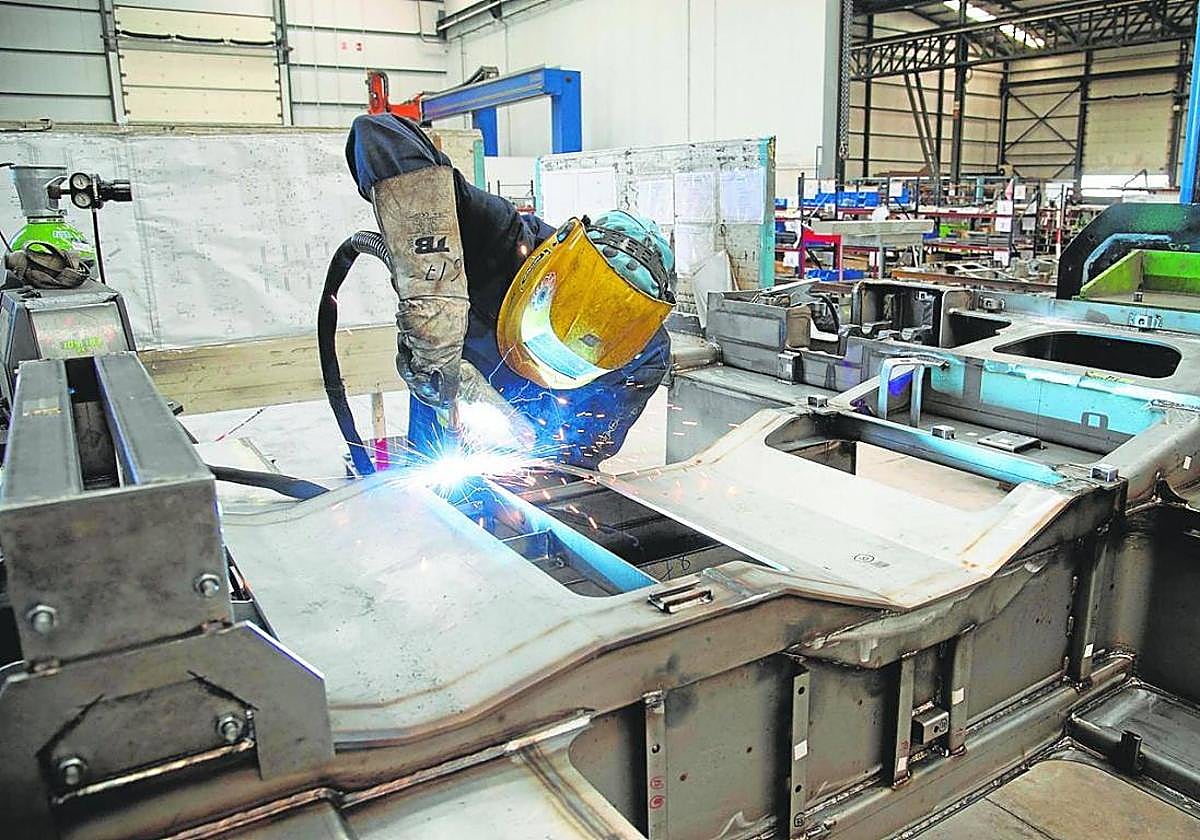 Un trabajador suelda una pieza de metal, en una imagen de archivo.