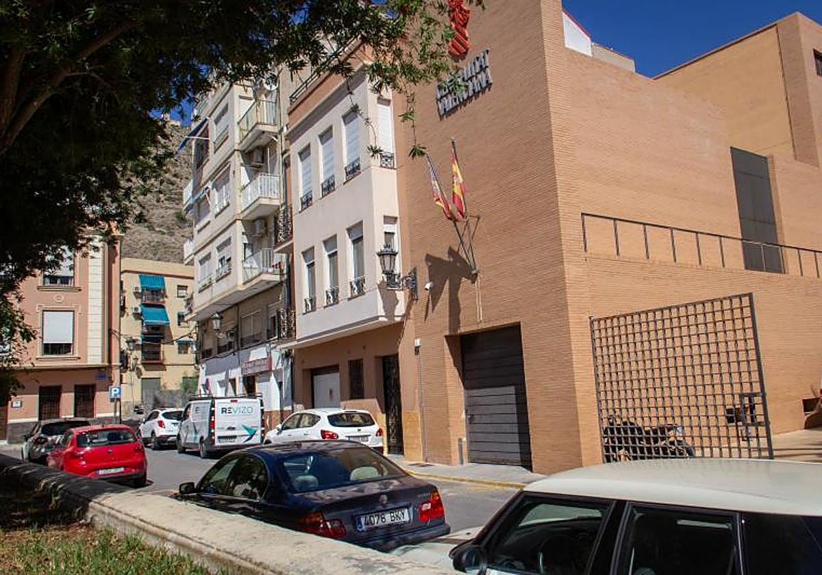 Edificio de los actuales juzgados oriolanos, ubicados en la plaza Santa Lucía.