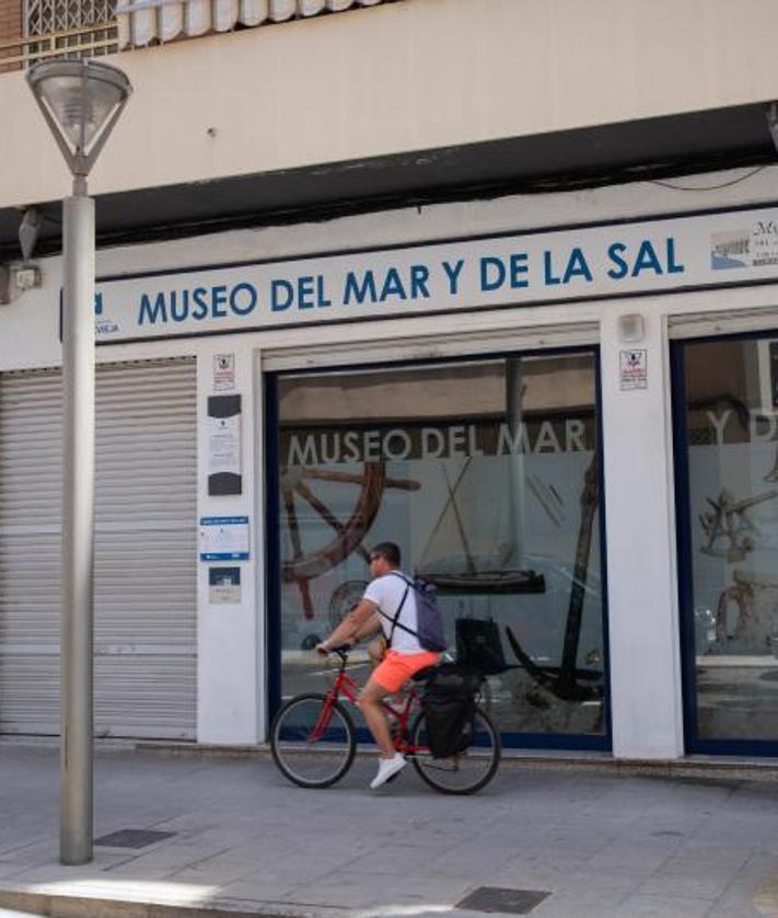 Imagen secundaria 2 - Estado del edificio de la antigua administración de las salinas y local en el que está ubicado actualmente el Museo del Mar y de la Sal.