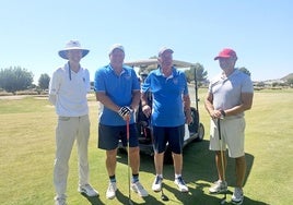 Chris Ahren (i) junto a dos componentes de la 'societie' El Valle y Enrique Herrero, director general de GNK (d).