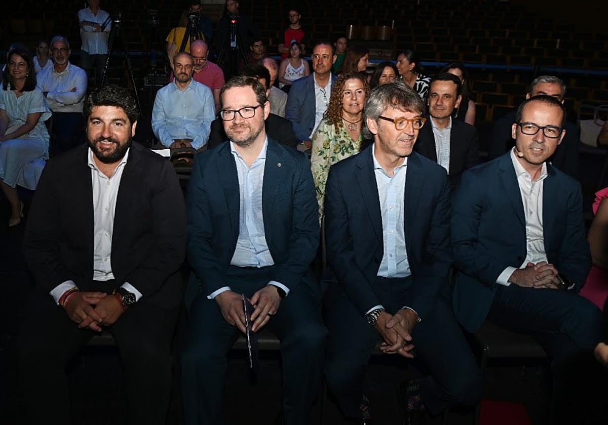 El presidente Fernando López Miras, el director de NTT DATA España, Víctor López-Barrantes; el consejero de Economía, Luis A. Marín, y el director general de Transformación Digital, Javier Martínez.