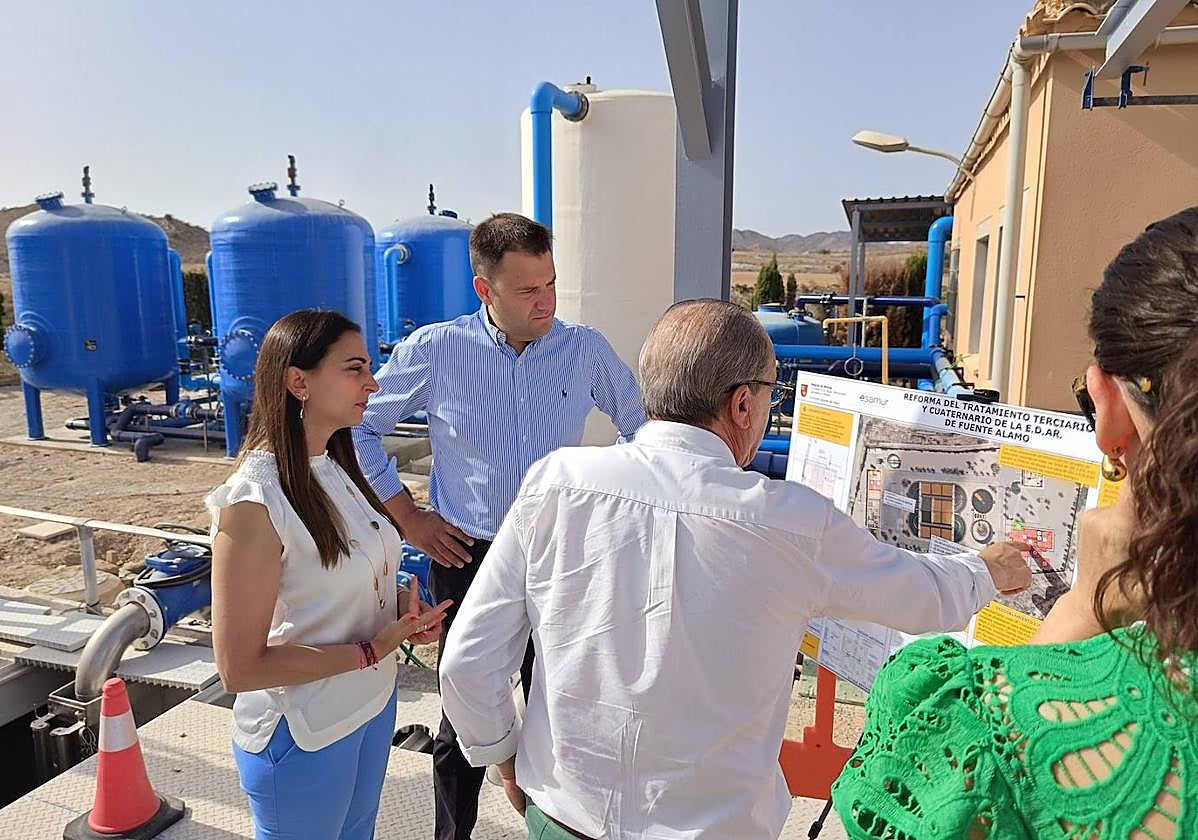 La consejera Sara Rubira atiende las explicaciones, ayer, en la planta.