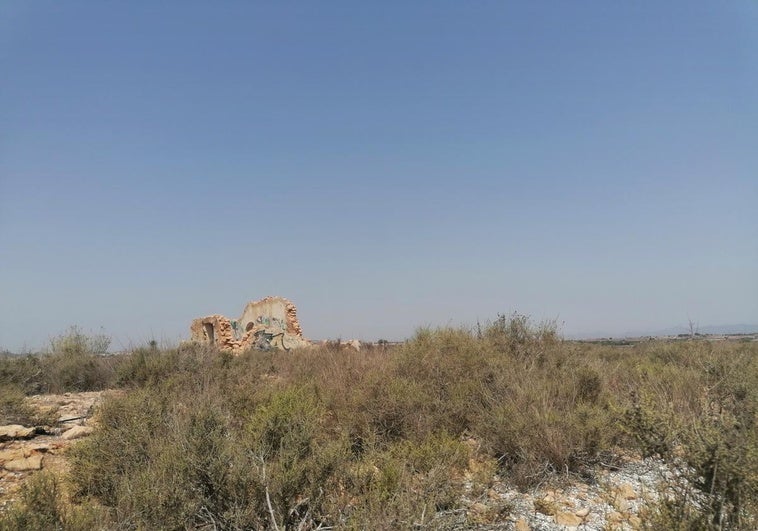 Edificación en ruinas ubicada cerca de los terrenos que el Ayuntamiento quiere ahora adquirir.