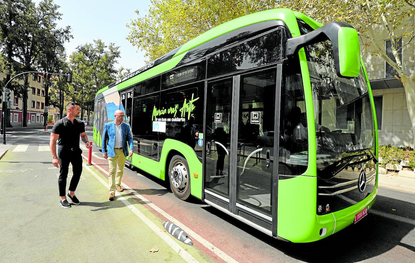 El gerente de Transportes de Murcia, José María Lozano, y el concejal de Movilidad, José Francisco Muñoz, este viernes en La Fama.