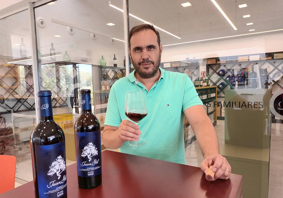 El enólogo Bartolomé Abellán, junto a una botella de vino Juan Gil.