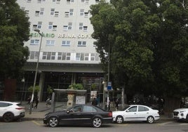 Varios coches en doble fila en la puerta del hospital Reina Sofía, este miércoles.