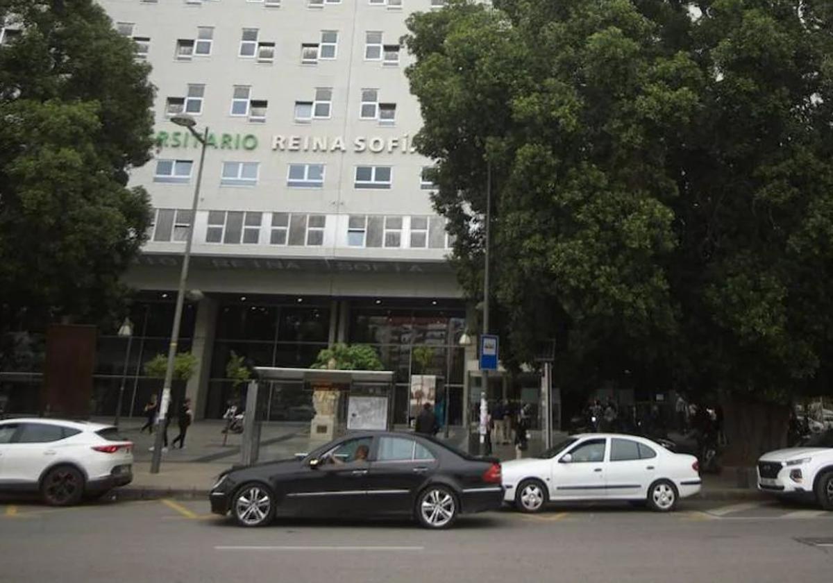 Varios coches en doble fila en la puerta del hospital Reina Sofía, este miércoles.