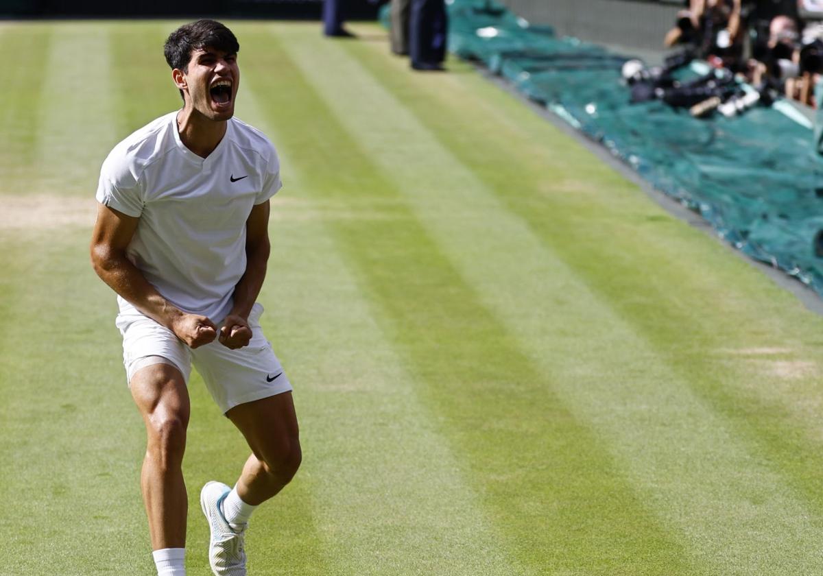 Carlos Alcaraz celebra eufórico su triunfo en la final de Wimbledon ante Djokovic, el domingo pasado.