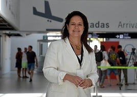 Teresa Arizti, responsable de marketing de la empresa Soltour, el pasado martes en el Aeropuerto Internacional de la Región de Murcia.