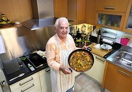 Goyo Castellanos muestra la paella que ha preparado en la cocina de su casa de Murcia.