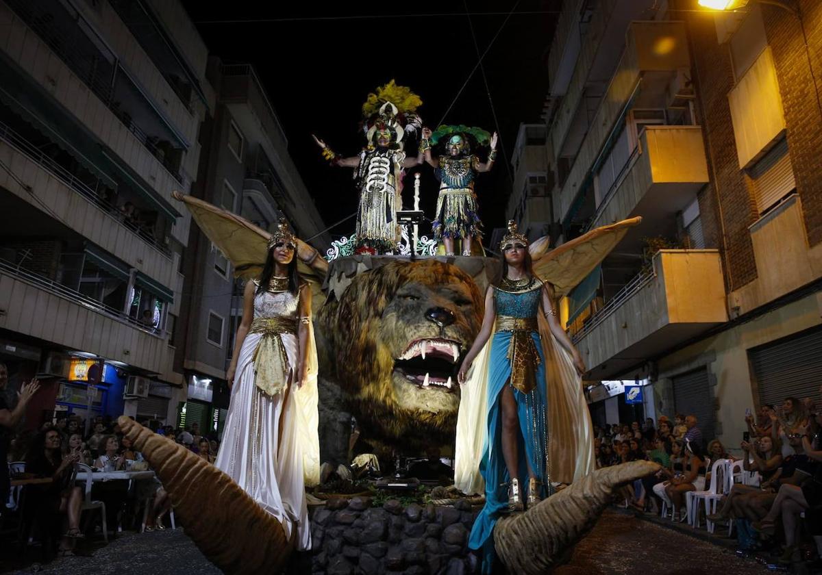 El embajador moro, acompañado por su favorita y sus dos hijas saludan al público desde su espectacular carroza.