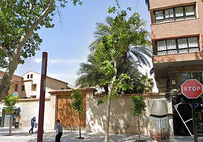 En la actualidad, se alza el edificio y sus ventanas sobre el huerto, sin que esté abierta la proyectada calle peatonal.