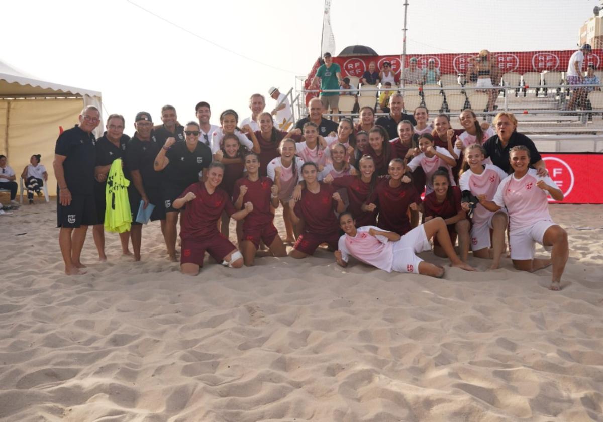 Las selecciones murcianas femeninas sub-17 y sub-20 de fútbol playa, posando juntas, este sábado en Cádiz.