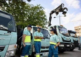 Operarios de Prezero, con uno de los camiones utilizados en el servicio.