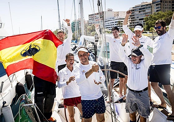 La tripulación del 'Enewtec Ingeniería' festejando su victoria.