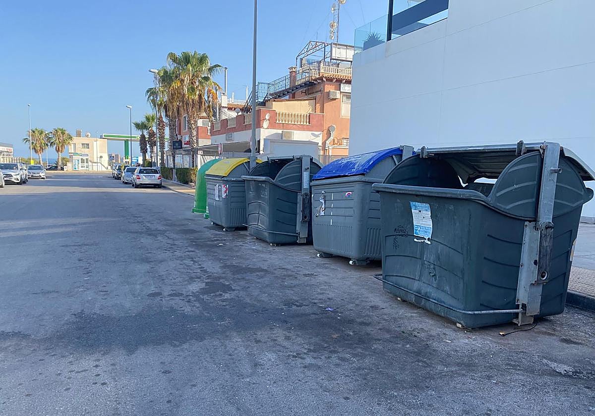 Foto de varios contenedores aportada por uno de los participantes en la encuesta.