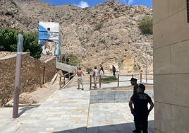 Dos agentes de la Policía Local vigilan la intervención de los sanitarios junto al transformador donde han sucedido los hechos.