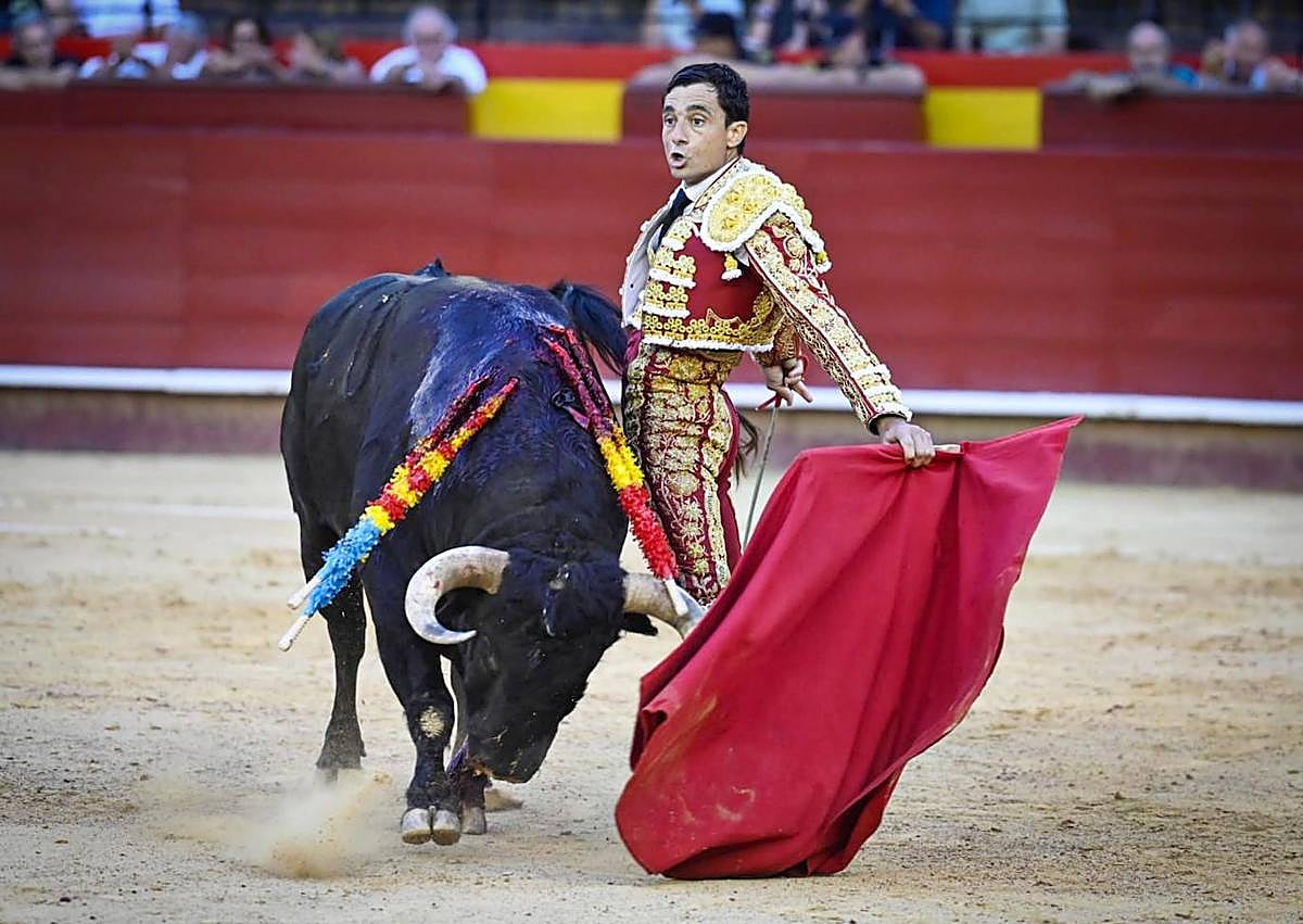 Imagen secundaria 1 - El torero Paco Ureña durante la corrida de la Feria de Julio, ayer. 