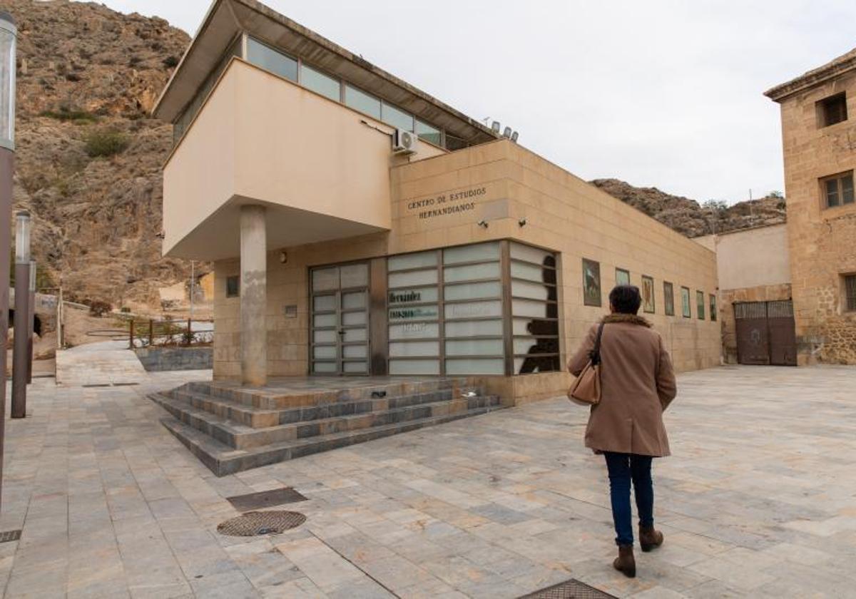 Una mujer camina frente a la sede de la Fundación Miguel Hernández, en el Rincón Hernandiano.