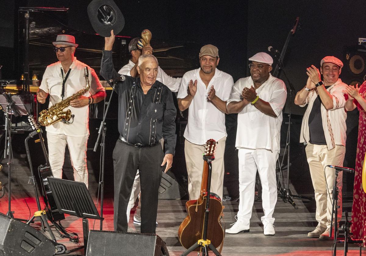 Eliades Ochoa saluda al público tras su actuación en La Mar de Músicas de este lunes.