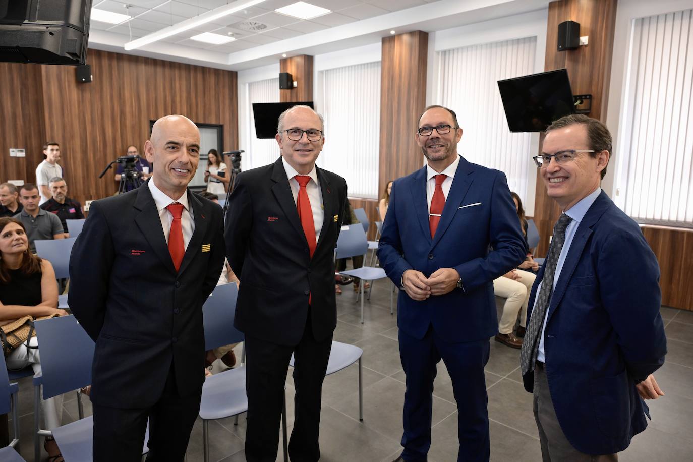 Interior homenajea a cuatro bomberos del SEIS por sus trabajos en la extinción de incendios, en imágenes