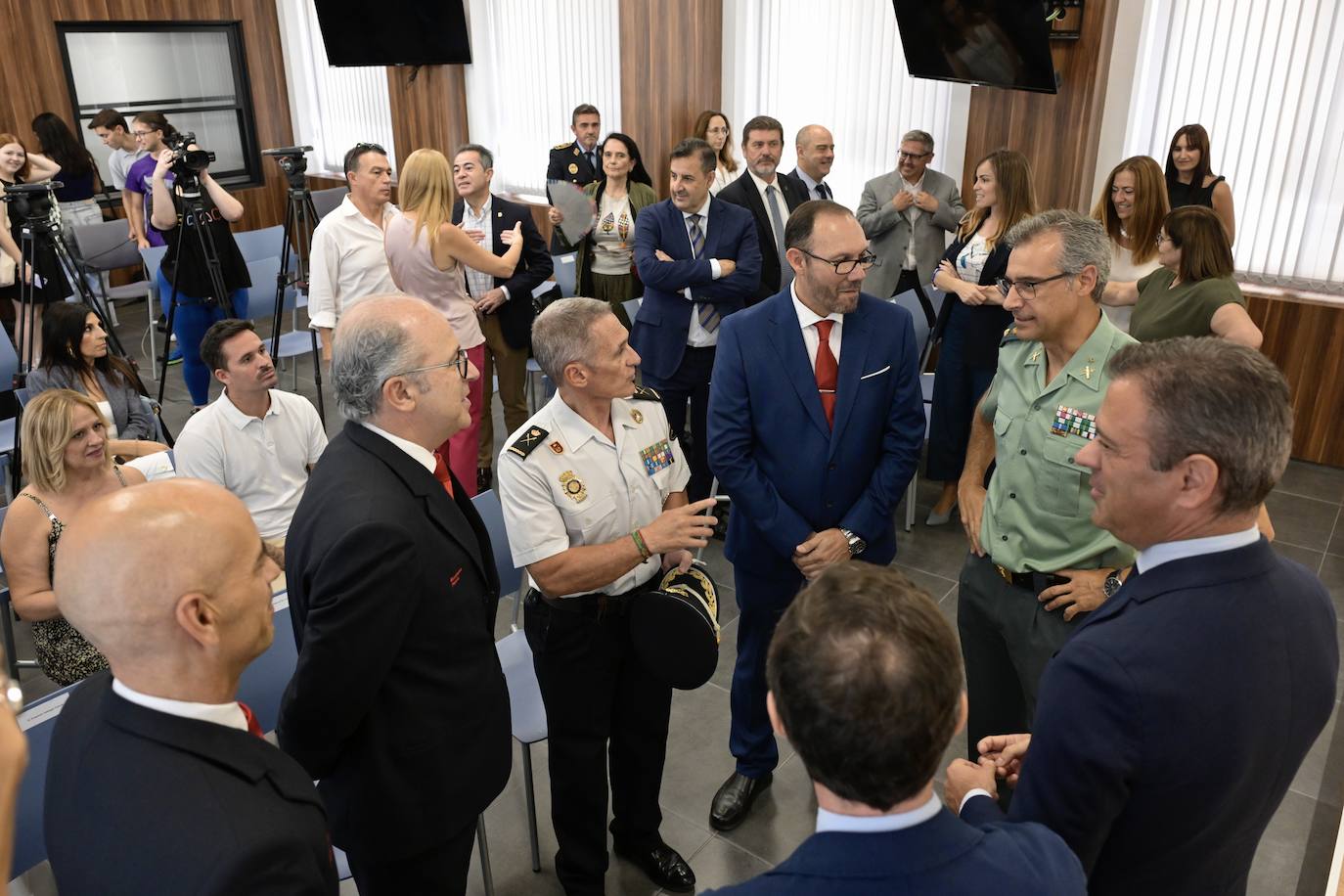Interior homenajea a cuatro bomberos del SEIS por sus trabajos en la extinción de incendios, en imágenes
